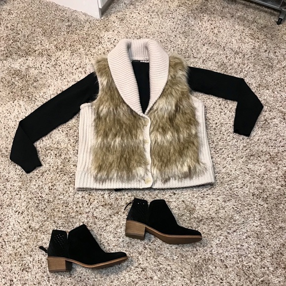 Ann Taylor Sweaters - ❤️Ann Taylor Faux Fur Sweater Vest! Large